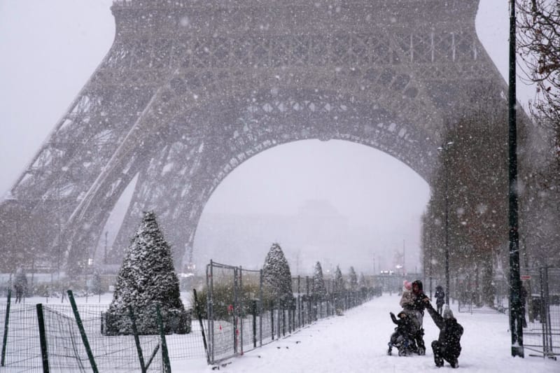 Magical Winter Wonderland: Rare Snowfall Transforms Paris Into Enchanting Scene - Image 5