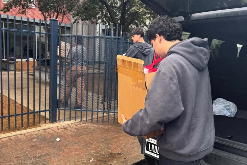 Laredo Teens Deliver 100 Winter Packages to Homeless Shelter