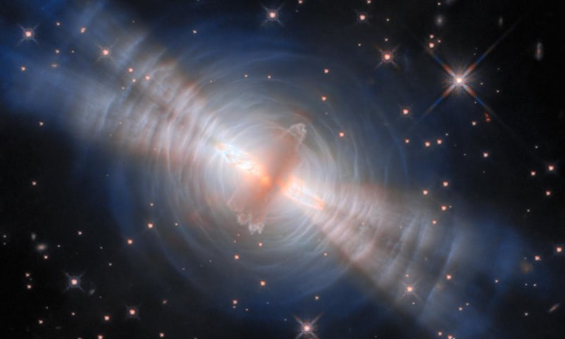 Hubble Captures Stunning View of Rare Dying Star