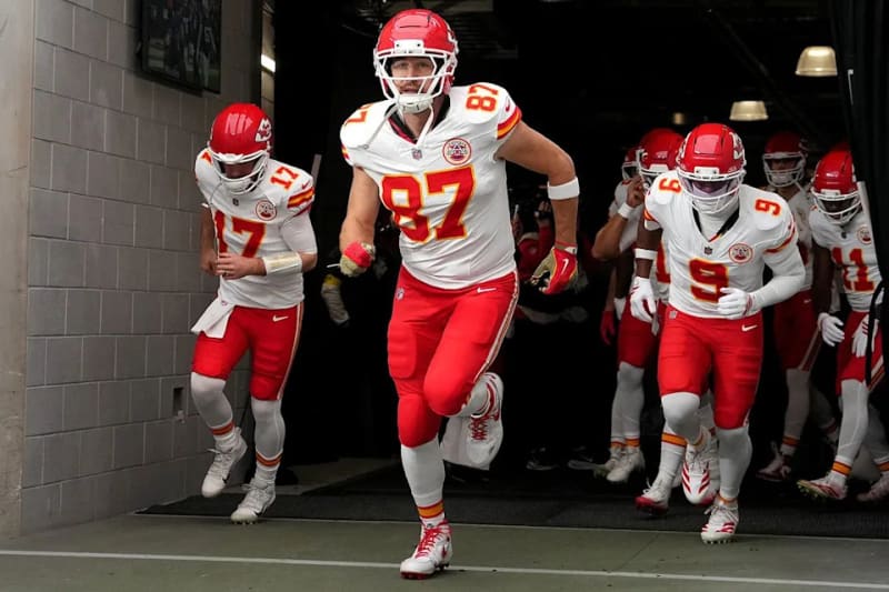 Travis Kelce Takes Thoughtful Approach to Future, Remains Open to Chiefs Return - Image 5