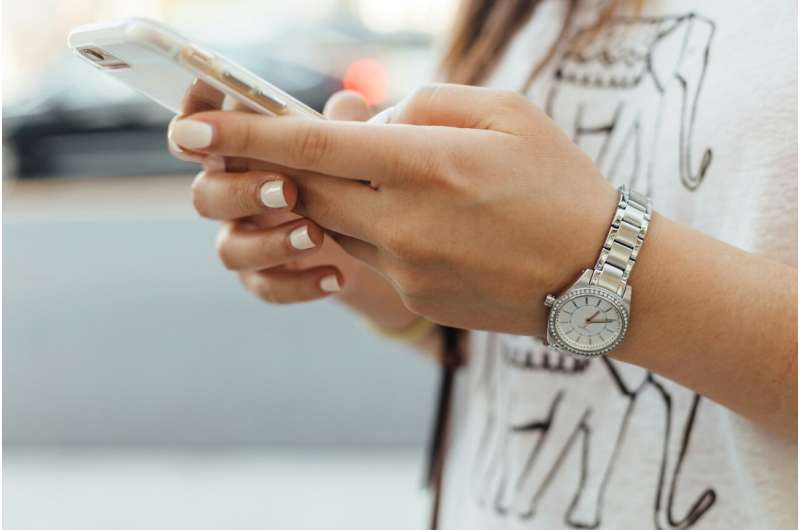 Young People Ditch Smartphones for Flip Phones and Cameras - Image 3