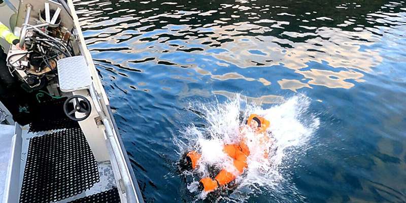 Smart Wristband Stops Boats, Saves Fishers Who Fall Overboard - Image 2