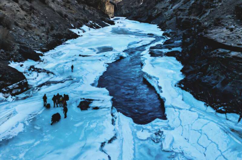 India Ice Porters Document Their Ancient World Through Stunning Photos - Image 3