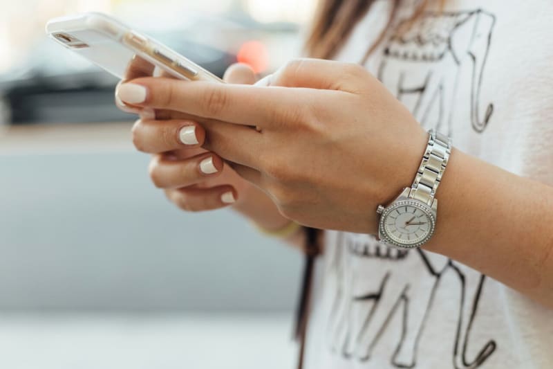 Young People Ditch Smartphones for Flip Phones and Cameras - Image 2