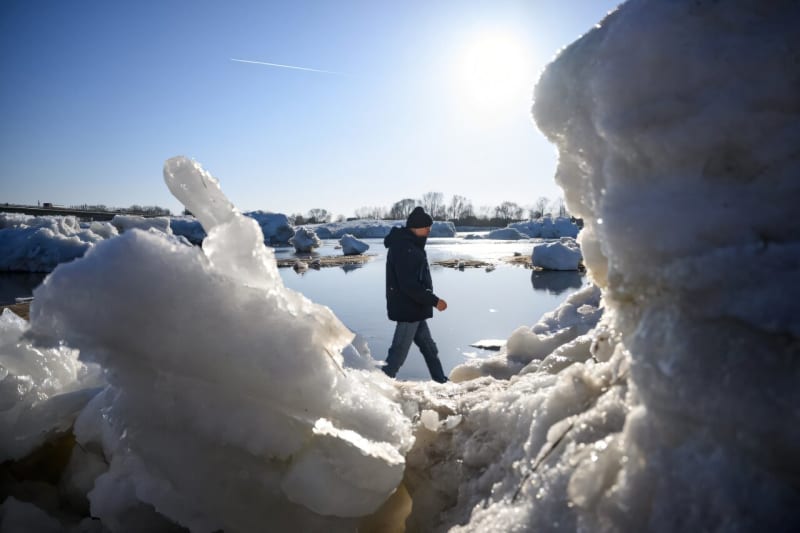 Giant Ice Floes Turn German River Into Arctic Wonderland