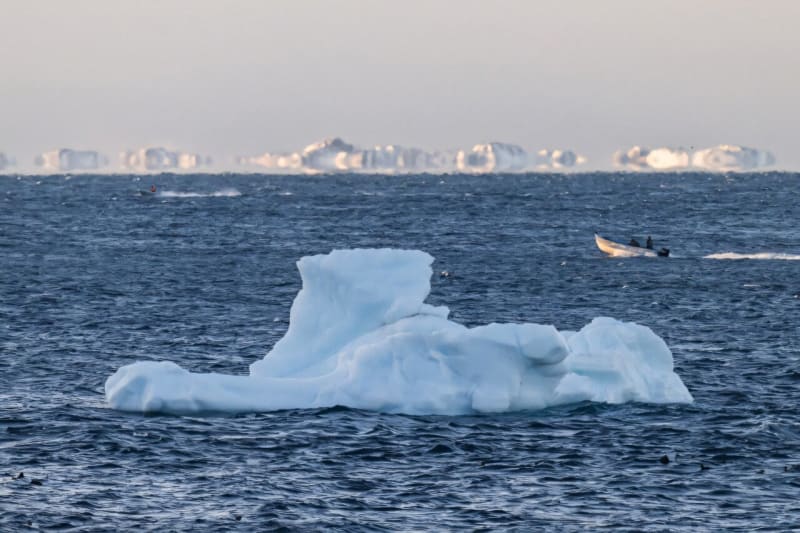 AI Tracks Icebergs to Predict Climate Change