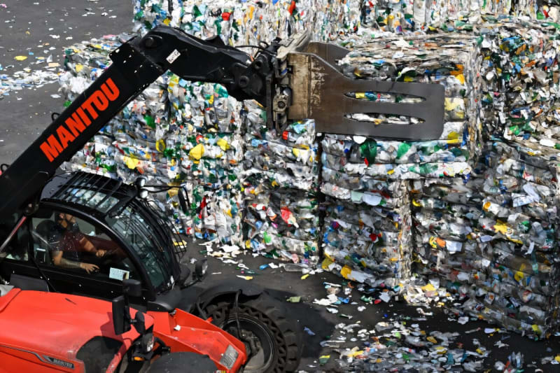 EU Backs New Recycling Tech for Plastic Bottles