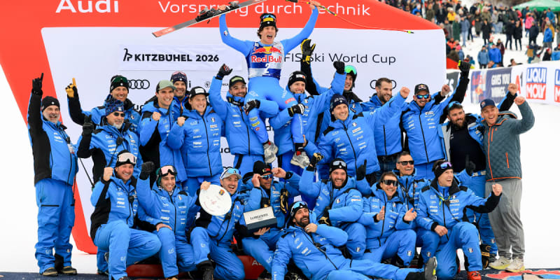 Giovanni Franzoni racing downhill at high speed on snowy Kitzbühel course in Austria