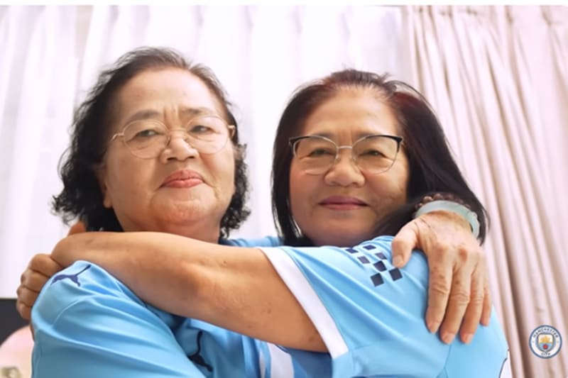 Thai Grandmas Get Signed Jerseys From Manchester City - Image 5