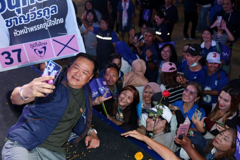 Thai Grandmas Get Signed Jerseys From Manchester City - Image 3