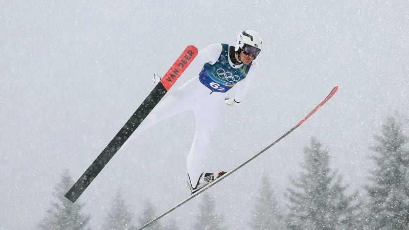 US Ski Jumper Hit by Leaf Blower, Completes Jump Anyway