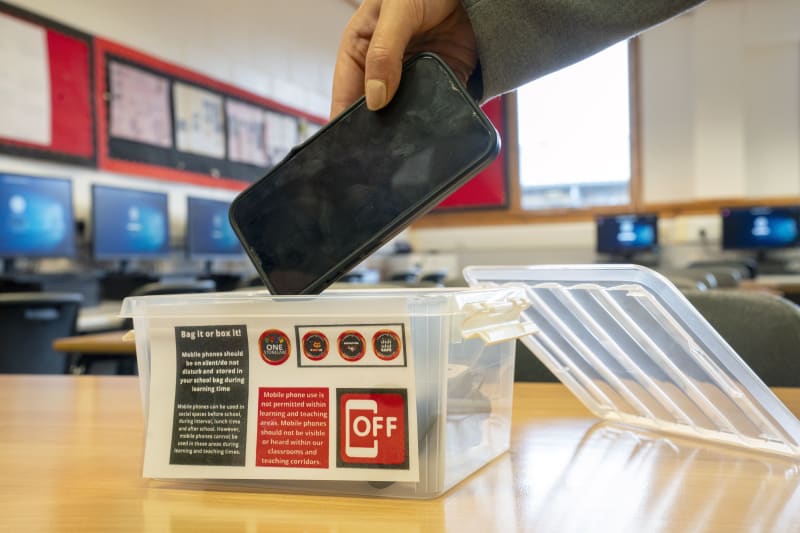 England Schools Go Phone-Free to Help Kids Focus Better - Image 2