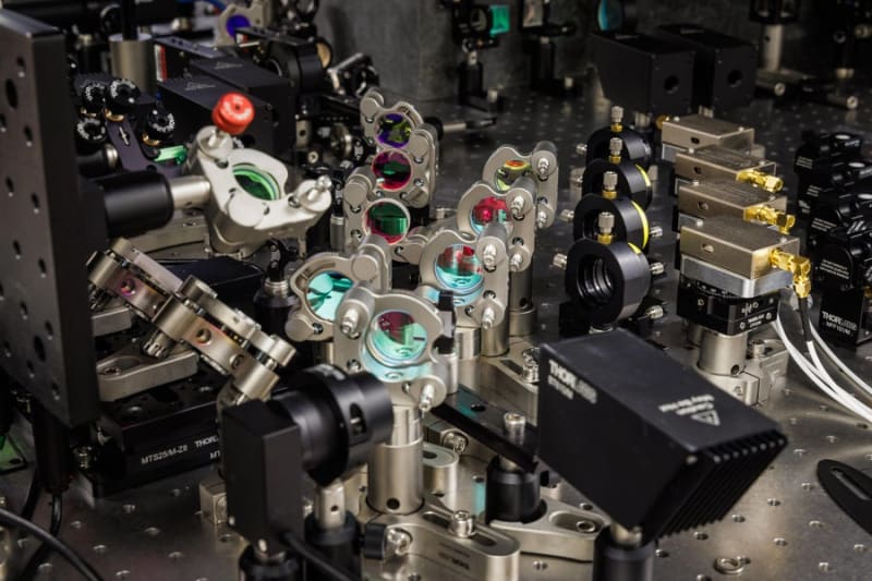 Microsoft Glass 'Books' Store Data for 10,000 Years - Image 3