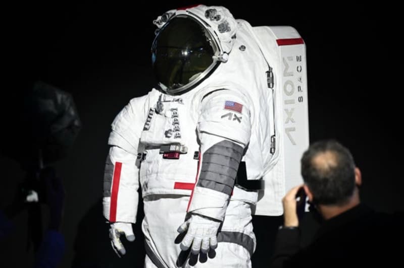 NASA's New Moon Suit Lets Astronauts Kneel and Jump - Image 2