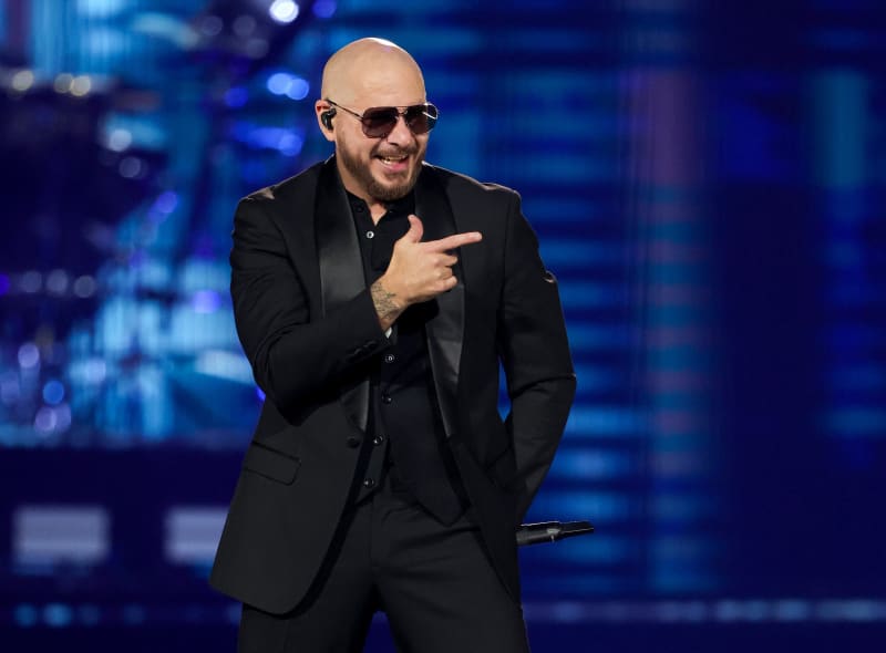 Pitbull Aims for Bald Cap World Record at London Festival - Image 3
