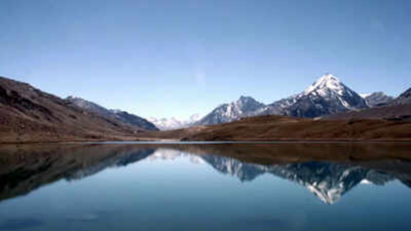 India's Moon Lake Changes Colors From Dawn to Dusk - Image 2