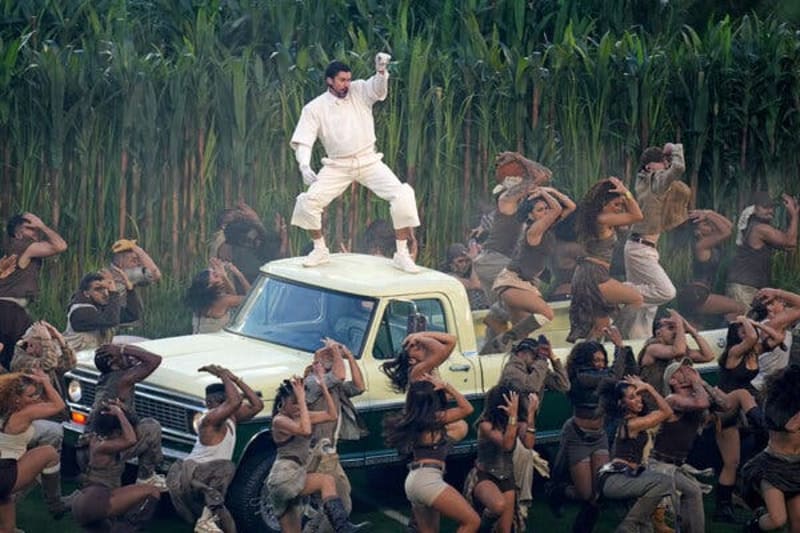 Bad Bunny's Super Bowl Show Celebrates Latin Heritage - Image 2