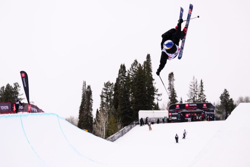 Svea and Birk Irving celebrating together on podium holding bronze medals at Calgary Snow Rodeo World Cup halfpipe competition