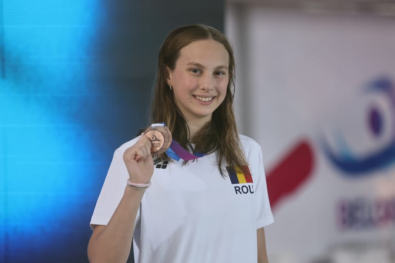 Romanian Teens Break 2 Ice Swimming World Records - Image 2