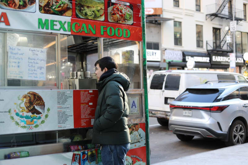 E-bike battery packs connected to New York City food cart replacing traditional gas generator