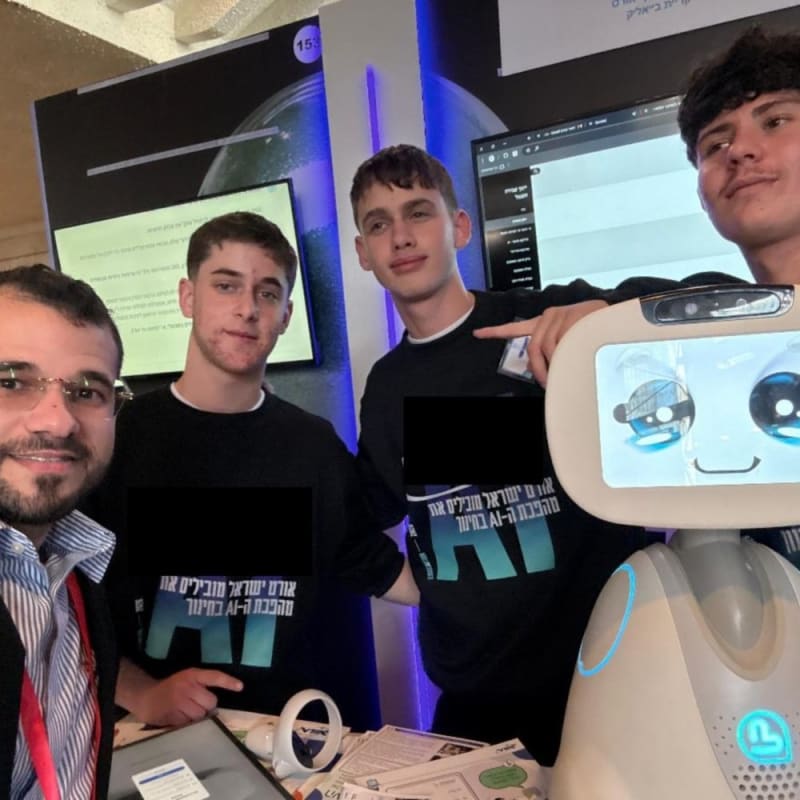 Israel's First AI Teaching Robot Supports Students