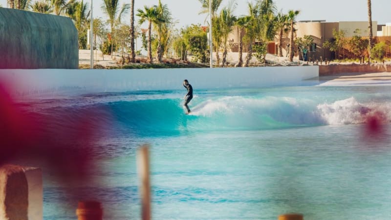 World's First Saltwater Wave Pool Opens in Saudi Arabia - Image 4