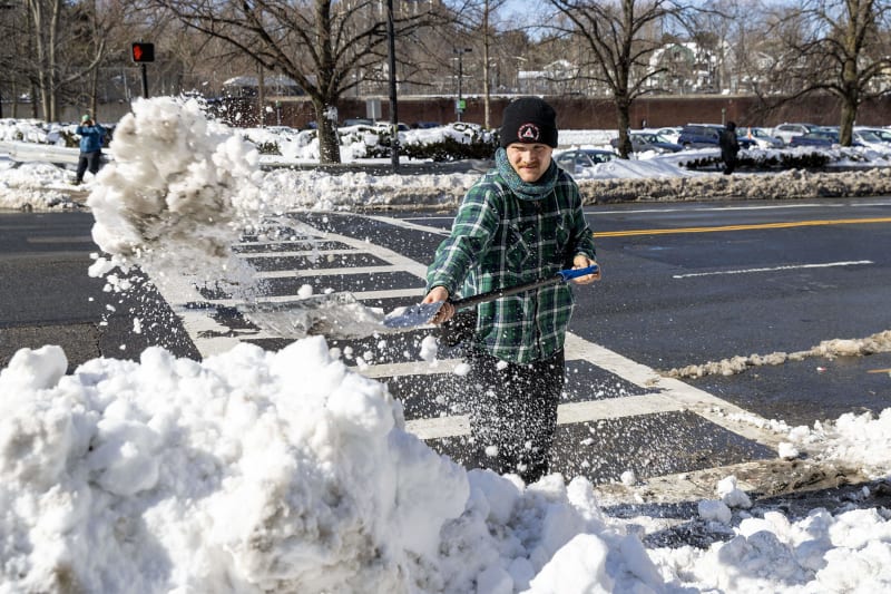 Boston Volunteers Shovel Crosswalks After 20-Inch Blizzard - Image 2
