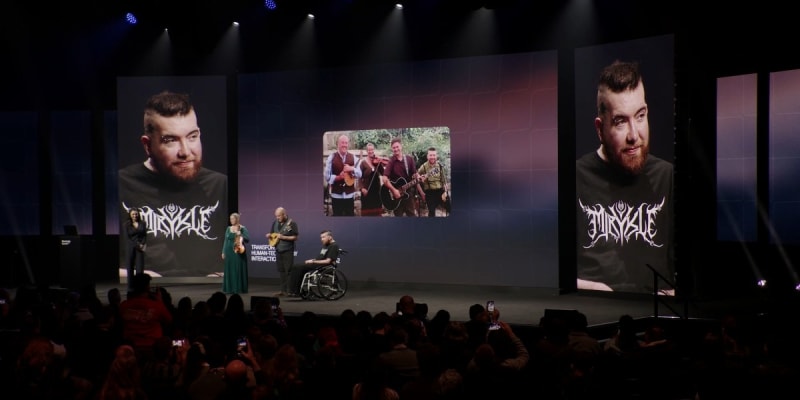 Musician With ALS Uses AI to Sing Again After 2 Years