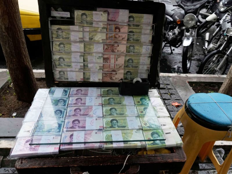 Iranian President Calls for Dialogue Amid Economic Protests, Urges Responsible Government Action