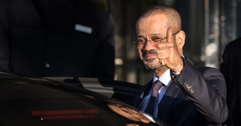 Oman Foreign Minister Badr bin Hamad Al Busaidi gives thumbs up at peace negotiations in Geneva