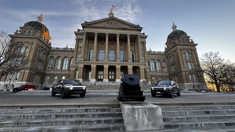 Iowa Bill Lets Tesla, Rivian Sell EVs Direct to Buyers