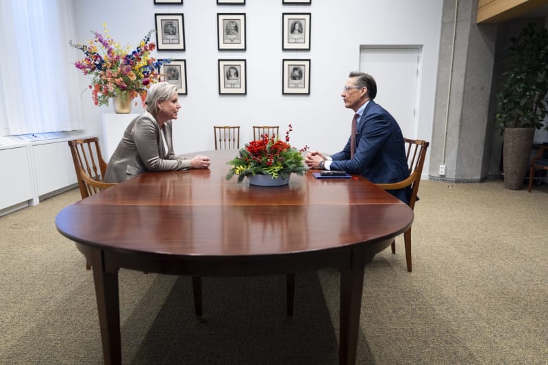 JA21 leader Joost Eerdmans meeting with coalition talks chair Rianne Letschert in friendly discussion about Dutch government formation