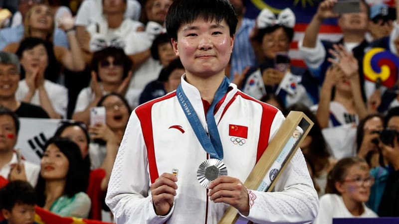 Olympic Silver Medalist Honors Injured Rival on Podium