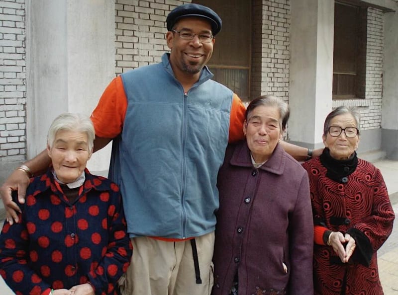Man Collects 1 Million Hugs Across 42 Countries After 9/11 - Image 3