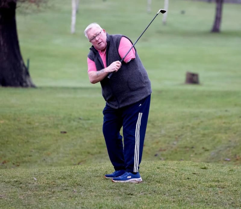 One-Armed Golfer Beats 100,000-to-1 Odds for Hole-in-One - Image 3
