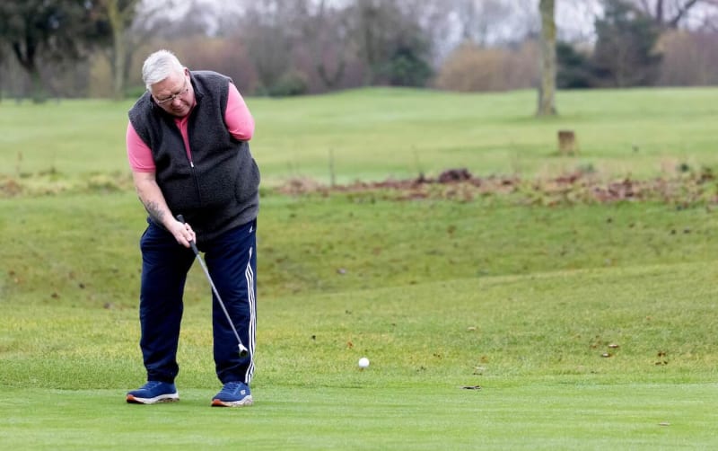 One-Armed Golfer Beats 100,000-to-1 Odds for Hole-in-One - Image 2