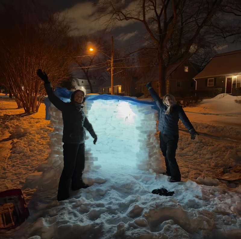 Teens Build Igloo to Unite Neighborhood After Ice Storm - Image 3