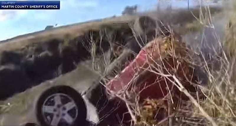 Stranger Saves Mom and 3 Kids From Submerged Car in Canal - Image 2