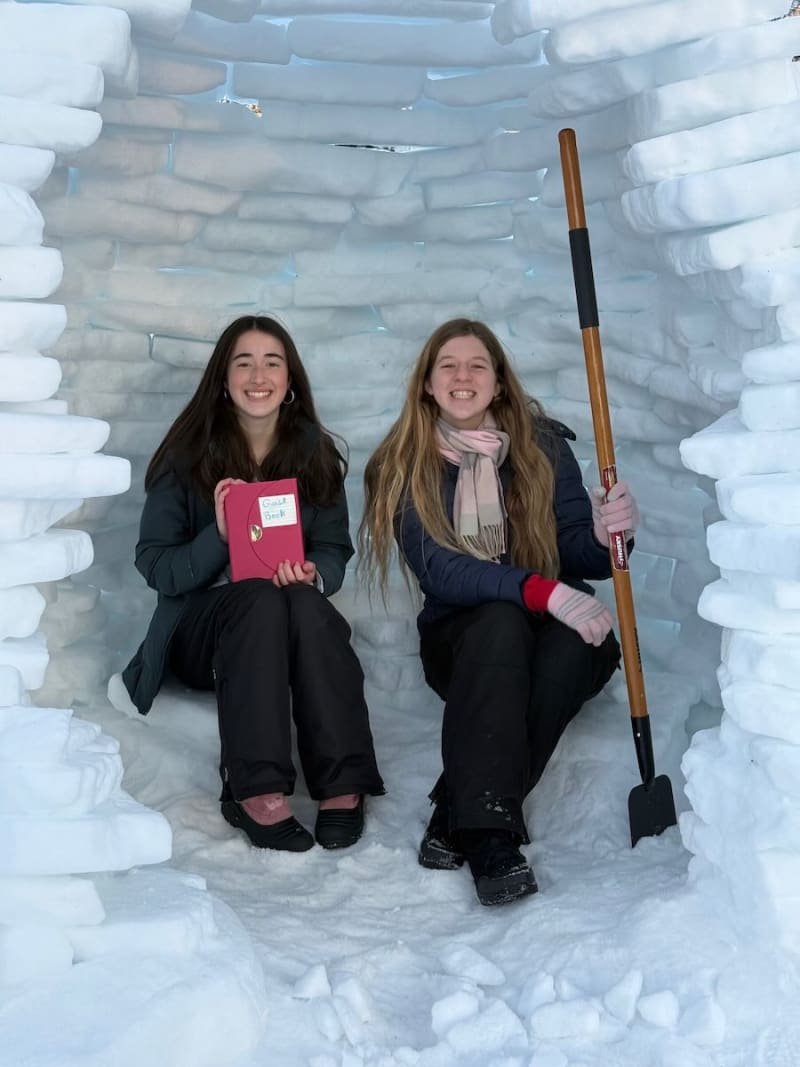 Teens Build Igloo to Unite Neighborhood After Ice Storm - Image 4