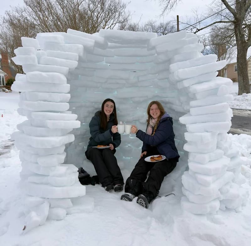 Teens Build Igloo to Unite Neighborhood After Ice Storm - Image 2