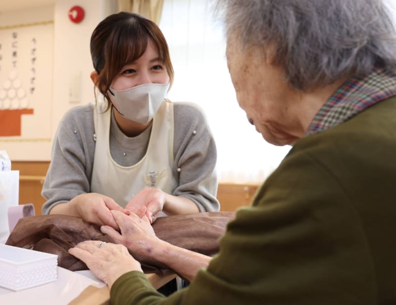 Japan's Nursing Homes Add Makeup Services for Seniors - Image 3