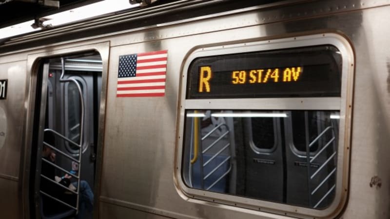 Heroic Bystanders Risk Their Lives to Save Man Who Fell onto Queens Subway Tracks - Image 3
