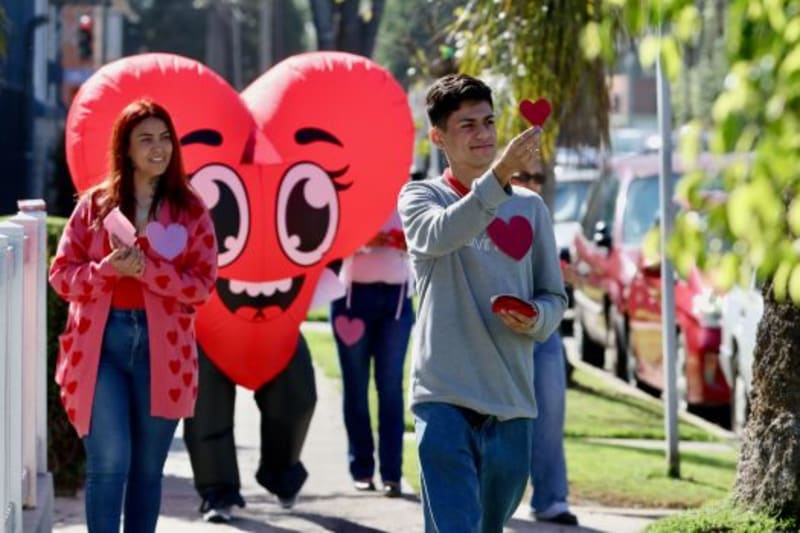 Long Beach Volunteers Share 4,000 Handwritten Love Notes - Image 3