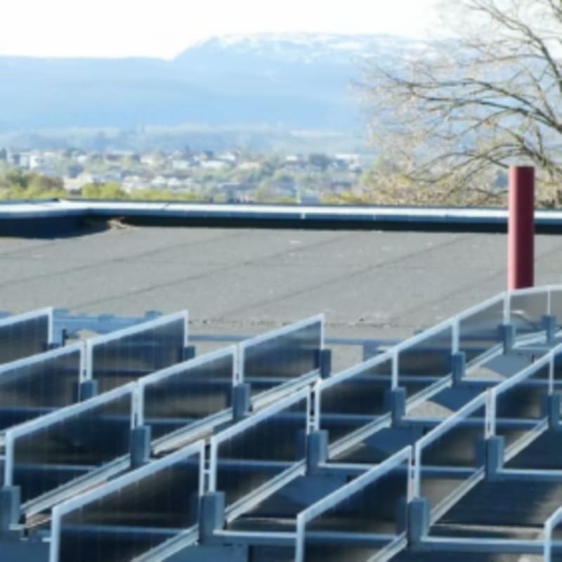 Vertical Solar Panels Open Rooftops to Clean Energy - Image 2