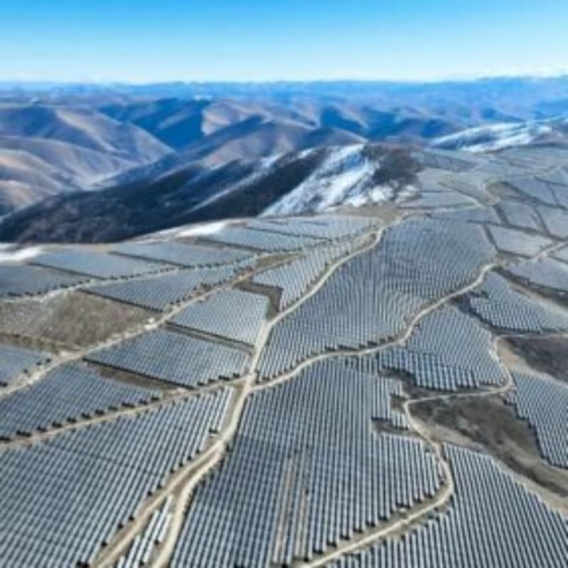 China Flips Switch on Massive Solar Farm 3 Miles High - Image 2
