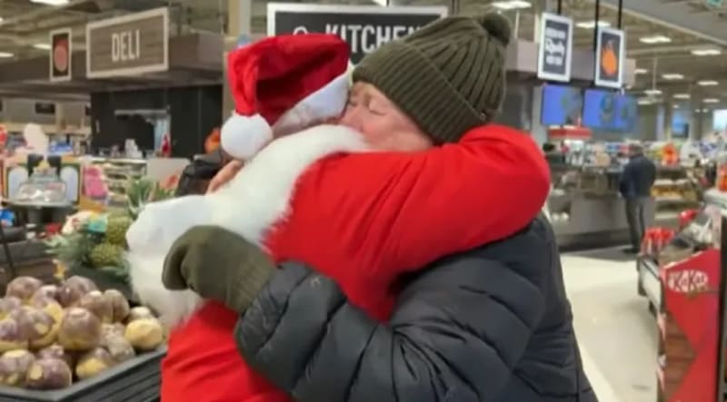 Woman handing grocery gift cards to shoppers in Ottawa supermarket aisle