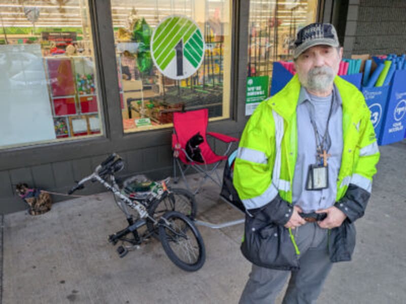Lebanon Man Volunteers 7,000 Hours With His Two Therapy Cats - Image 4
