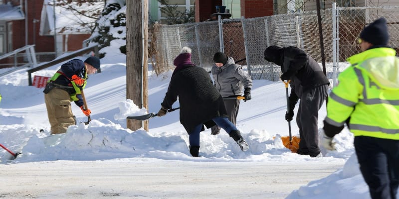 Ohio Town Shovels 12+ Inches of Snow for Stranded Kids - Image 2
