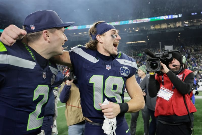Seahawks' Jake Bobo Plays Super Bowl Days After Hand Surgery - Image 2