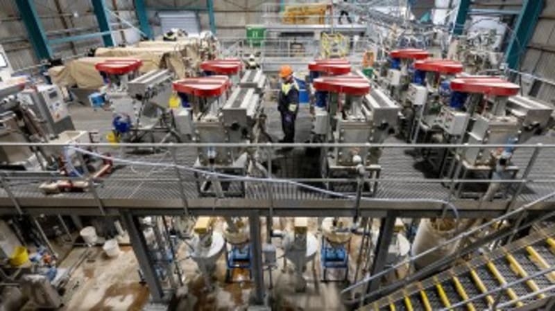 UK Invests £28B in Clean Energy, Creating 200,000 Jobs - Image 2